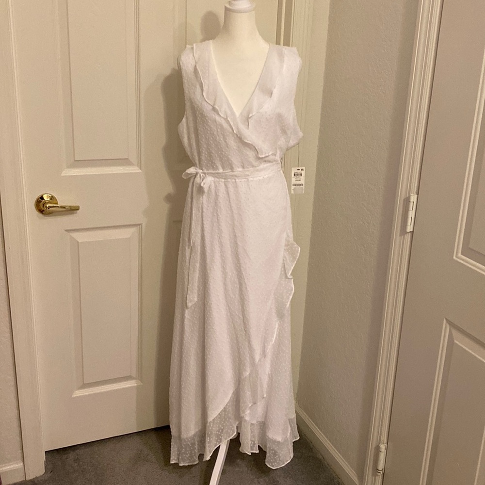 Beautiful white sleeveless wrap dress. Size L